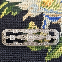 rektangulær-sølvfarvet-broche-med-similisten-gammel-nål